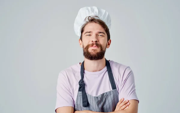 Chef en tablier et coiffe de barbe succès t-shirt rose — Photo