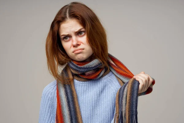 Hübsche Frau trägt Schal Modell grau Hintergrund rote Haare abgeschnitten Ansicht — Stockfoto