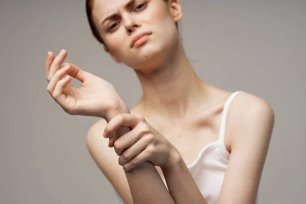 Vrouw t-shirt beweegt haar hand naar de zijkant elleboog emotie pijn — Stockfoto