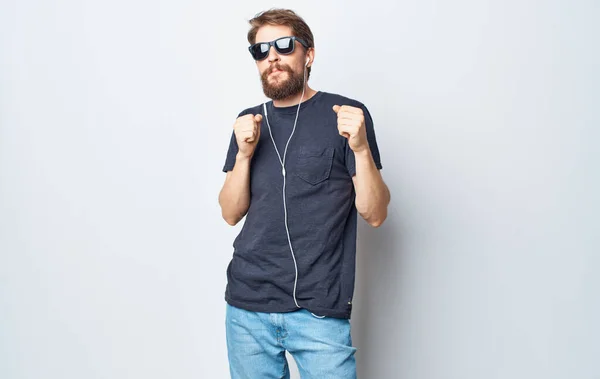 Wesoły człowiek w okularach przeciwsłonecznych słucha muzyki styl życia zabawne emocje — Zdjęcie stockowe