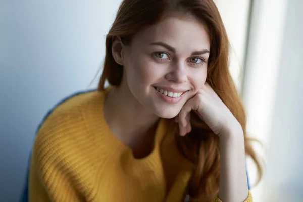 Mooie vrouw in gele trui glimlach aantrekkelijk look home interieur — Stockfoto