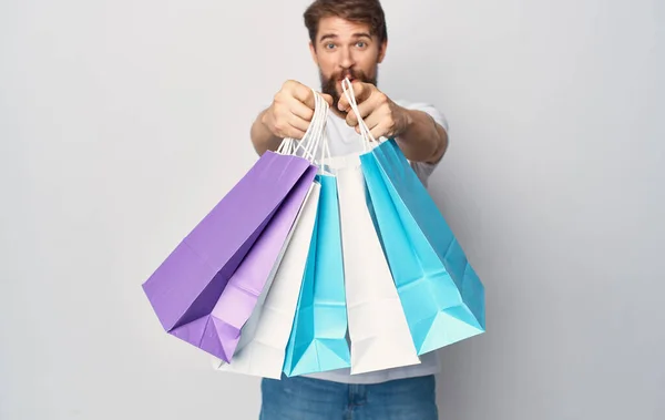 Barbudo hombre con paquetes en manos recortadas fondo aislado Compras —  Fotos de Stock