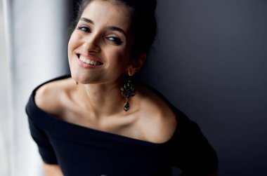 İçerideki mutlu esmer kadın fotoğrafçı iç gülümseme modeli.