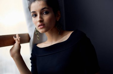 Gece kıyafetli seksi kadın. Güzel yüz küpeleri. Makyaj modeli.