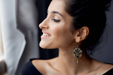 Pencere kenarındaki zarif bayan iç model gri perdeler.