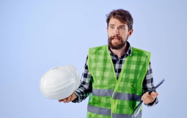 Çalışma formundaki adam planlar Profesyonel inşaat endüstrisi