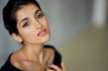 Akşam elbisesi içinde romantik bir kadın portresi. Makyaj malzemesi.