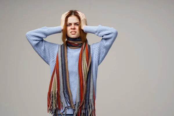 Frau berührt ihren Kopf mit den Händen Gesundheitsprobleme warme Kleidung Kopfschmerzen — Stockfoto