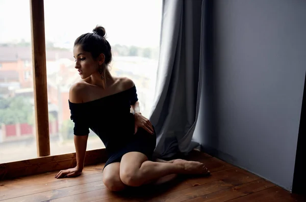 Femme sexy près de maquillage de fenêtre sur rideaux gris robe de soirée modèle — Photo