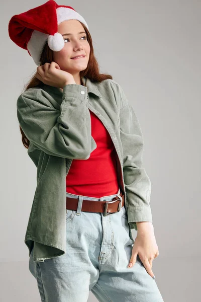 Carino ragazza in un cappello su un grigio sfondo vacanze natale nuovo anno jeans t-shirt giacca modello — Foto Stock