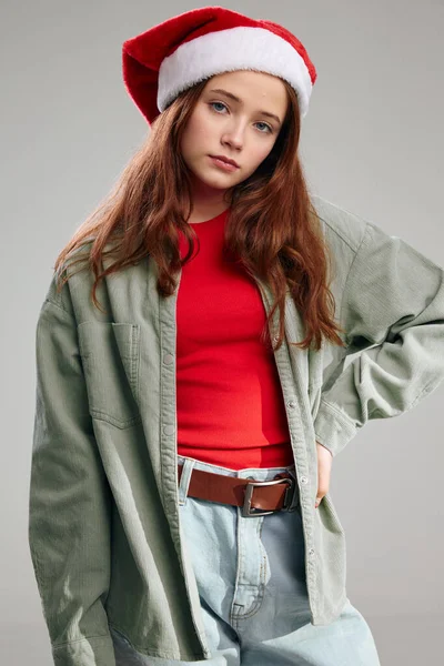 Fashionabla flicka i en röd mössa knäppt upp jacka t-shirt jeans — Stockfoto