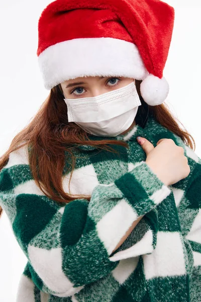 クリスマス服の女の子はコートのライフスタイルクリスマスを果たした — ストック写真