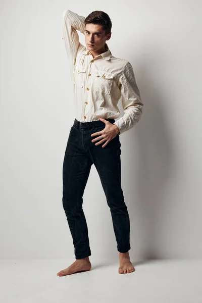 Hombre en camisa blanca posando ropa casual de moda — Foto de Stock