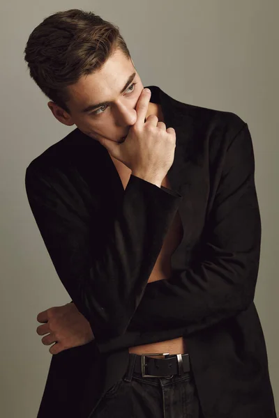 Schöner Mann schwarzes Hemd Mode Studio Luxus Lifestyle Mode — Stockfoto