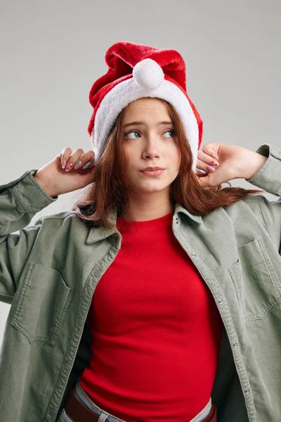 Bella ragazza in un berretto giacca sbottonata maglione rosso Natale Capodanno — Foto Stock
