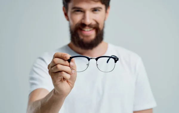 Een man met een bril in zijn hand problemen met het gezichtsvermogen oogpijn myopie hyperopie lenzen — Stockfoto