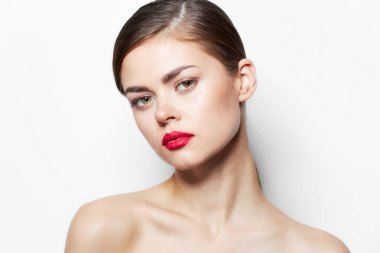 Çekici bir kadın. Çıplak omuzlar. Kırmızı dudaklar. 