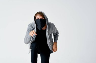 Kapüşonlu gizli maskeli bir erkek hırsız.