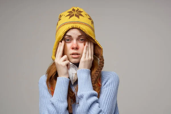 Schöne Frau mit gelbem Hut mit Schal um den Hals Krankheit laufende Nase gesundheitliche Probleme — Stockfoto