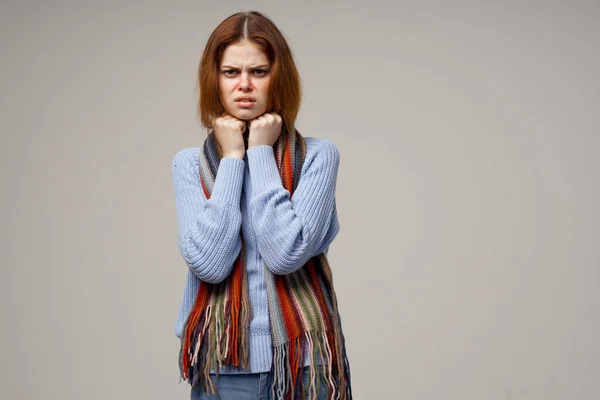 Frau krank auf grauem Hintergrund und gesundheitliche Probleme Hals laufende Nase Schal — Stockfoto