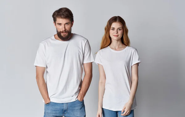 Coppia innamorata uomo e donna nella stessa t-shirt amici luce sfondo — Foto Stock