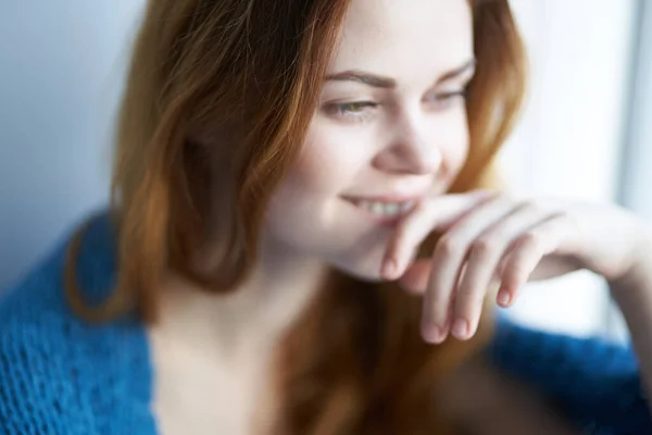 Vacker vacker vacker kvinna blå rutig vila närbild fönster interiör — Stockfoto