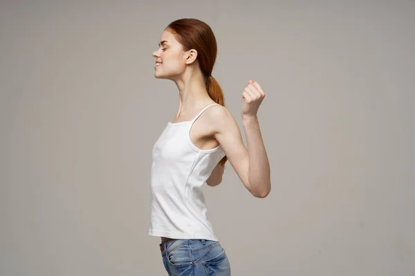 Pretty woman in t-shirt and jeans studio freedom — Stock Photo, Image