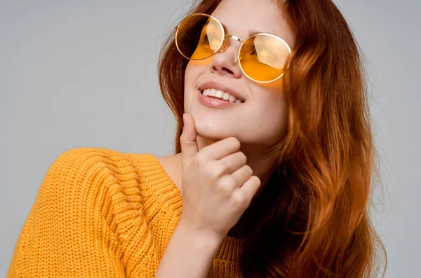 Pretty woman wearing yellow glasses fashion casual clothing studio — Stock Photo, Image