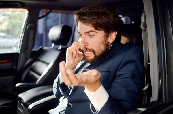 Glad man pratar i telefon i bil porträtt närbild kostym — Stockfoto