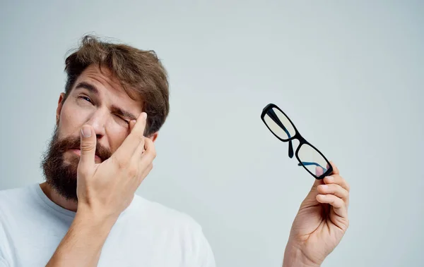 안경으로 시력에 문제가 있는 수염을 기른 사람의 건강 — 스톡 사진