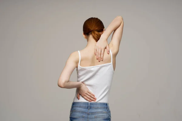 Mulher em branco t-shirt problemas com troncos dor osteoporose — Fotografia de Stock