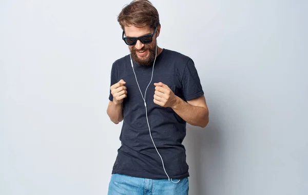 Hombre con gafas de sol escucha música con auriculares estilo elegante estilo de vida de estudio —  Fotos de Stock