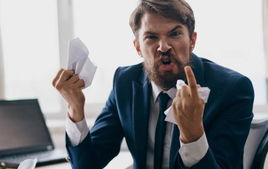 Elinde kağıtlar olan agresif bir adam stresli iş dünyası finansmanı