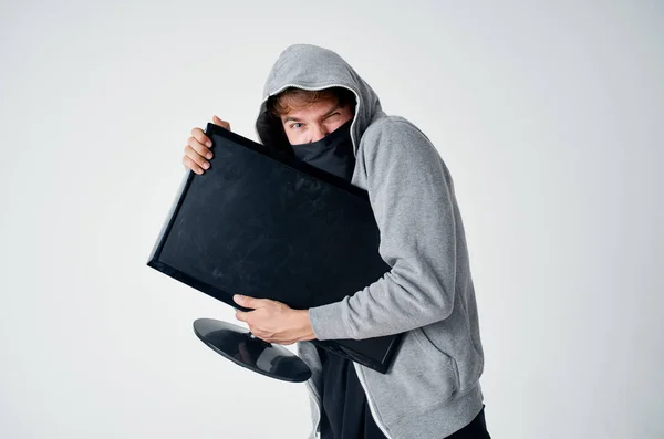 Hombre roba monitor huyendo persecución robo — Foto de Stock