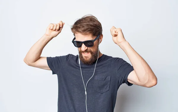 Cheerful man from sunglasses wearing headphones listens to music lifestyle fun emotions — 图库照片