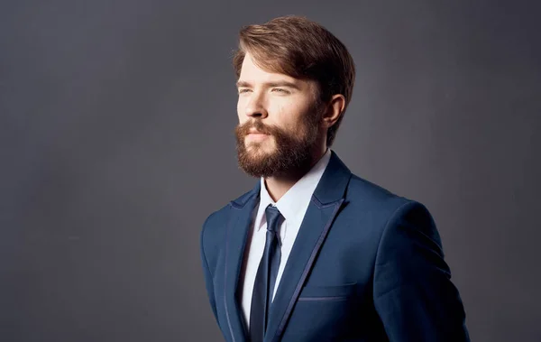 Takım elbiseli sakallı adam duygusal hareketler yapar, elleri yakın çekim stüdyosuyla. — Stok fotoğraf