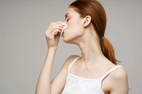 Άρρωστη γυναίκα τρέχει μύτη προβλήματα υγείας κρύο δυσαρέσκεια — Φωτογραφία Αρχείου