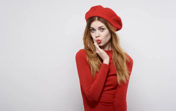 Bonito mulher vermelho chapéu e vestidos cosméticos casa modelo de luxo — Fotografia de Stock