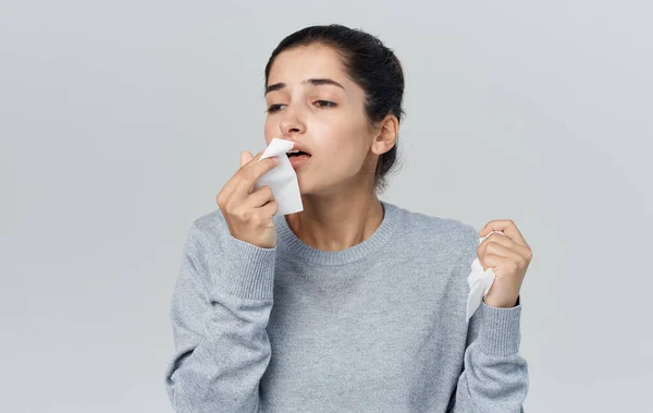 Femme tenant la serviette près du visage problèmes de santé grippe nez qui coule — Photo
