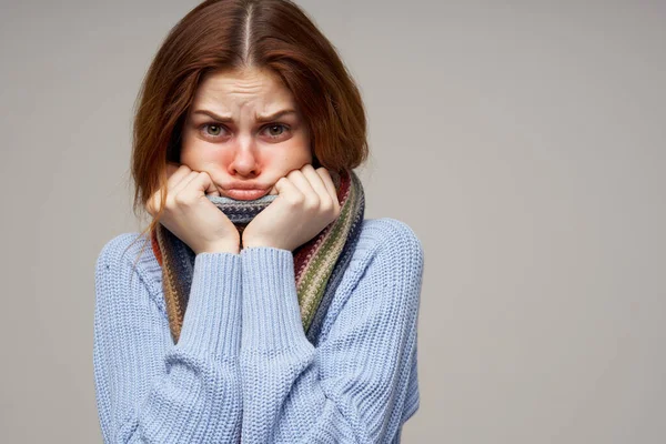 暖かい服の女性スカーフ鼻水健康上の問題インフルエンザ感染症 — ストック写真