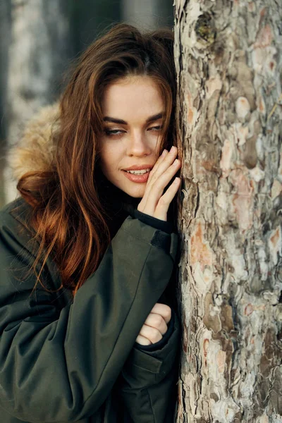 Mulher ao ar livre abraçando árvore viagem Estilo de vida na floresta — Fotografia de Stock