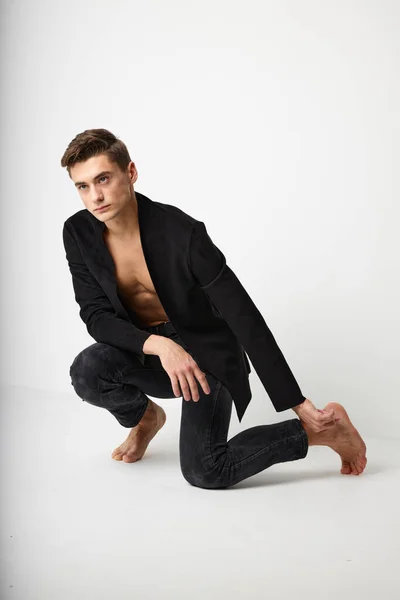 男で黒ブレザースタジオファッション高級現代スタイル隔離された背景 — ストック写真