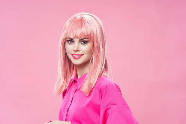 Γυναίκα με ροζ μαλλιά χαμόγελο φωτεινό μακιγιάζ πολυτέλεια — Φωτογραφία Αρχείου
