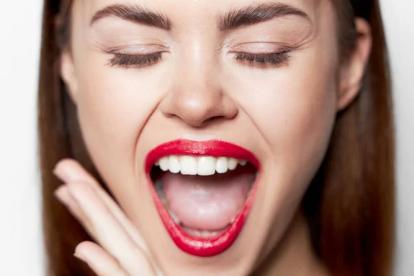 Cara de mujer primer plano rojo muerde su labio — Foto de Stock