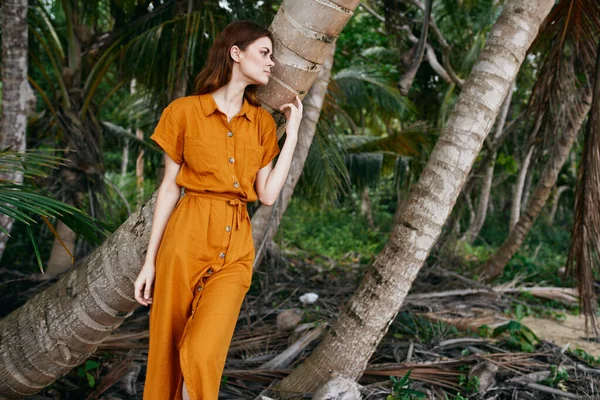 Mulher turista palmeira trópicos exóticos folhas verdes — Fotografia de Stock
