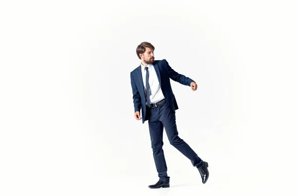 Homem de negócios em um terno e sapatos caminha para o lado em um fundo leve Espaço Copiar — Fotografia de Stock