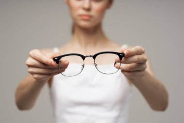 Beyaz tişörtlü kadın gözlüklü görüş sorunları miyop