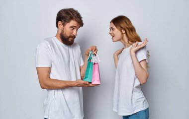 Erkek ve kadın hediyelerini değiş tokuş ediyor.