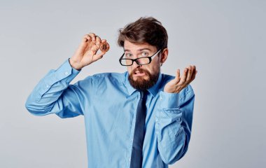 Finansör şifreleme ekonomisi teknoloji girişimci yöneticisi gri arkaplan