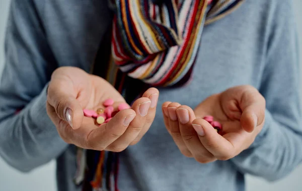 Людина тримає таблетки в руках проблеми зі здоров'ям холодне лікування — стокове фото